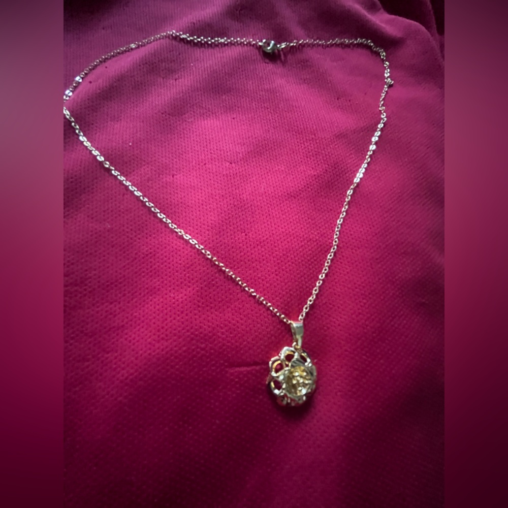 18k Gold Plated Flower Pendant Necklace NWT - Picture 4 of 5